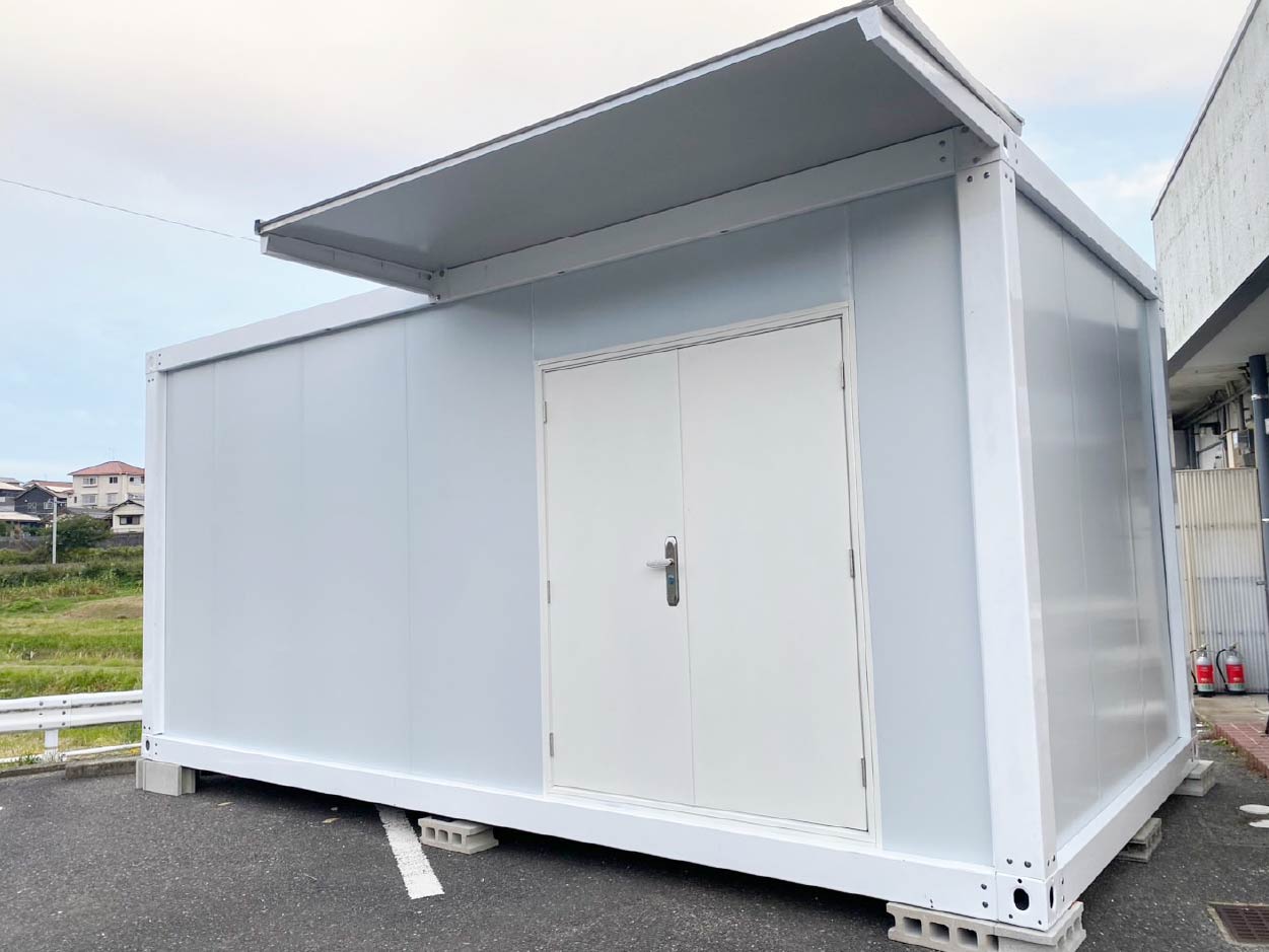 設置されたプレハブ・ユニットハウスの外観