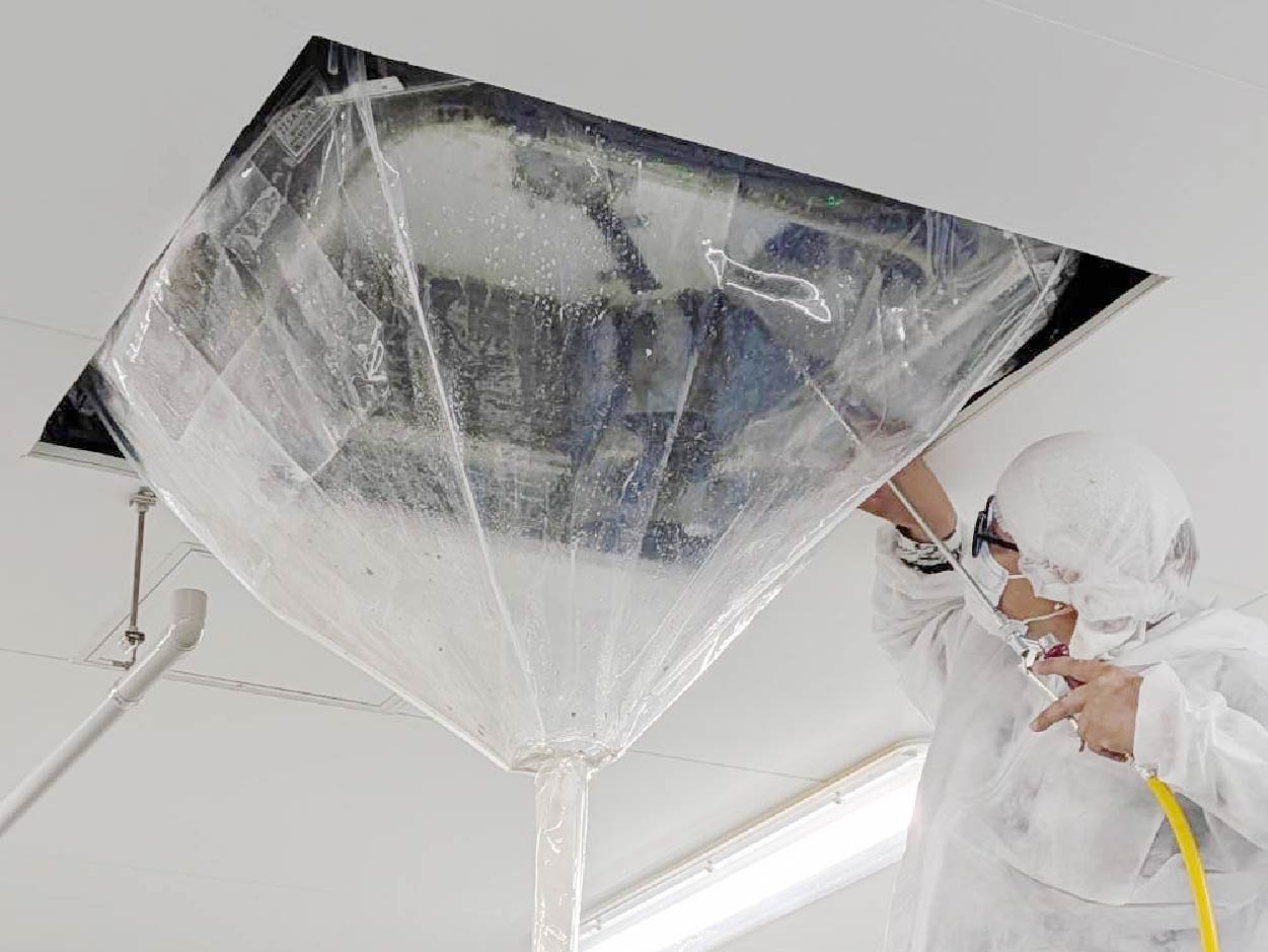 エアコンの高圧洗浄作業