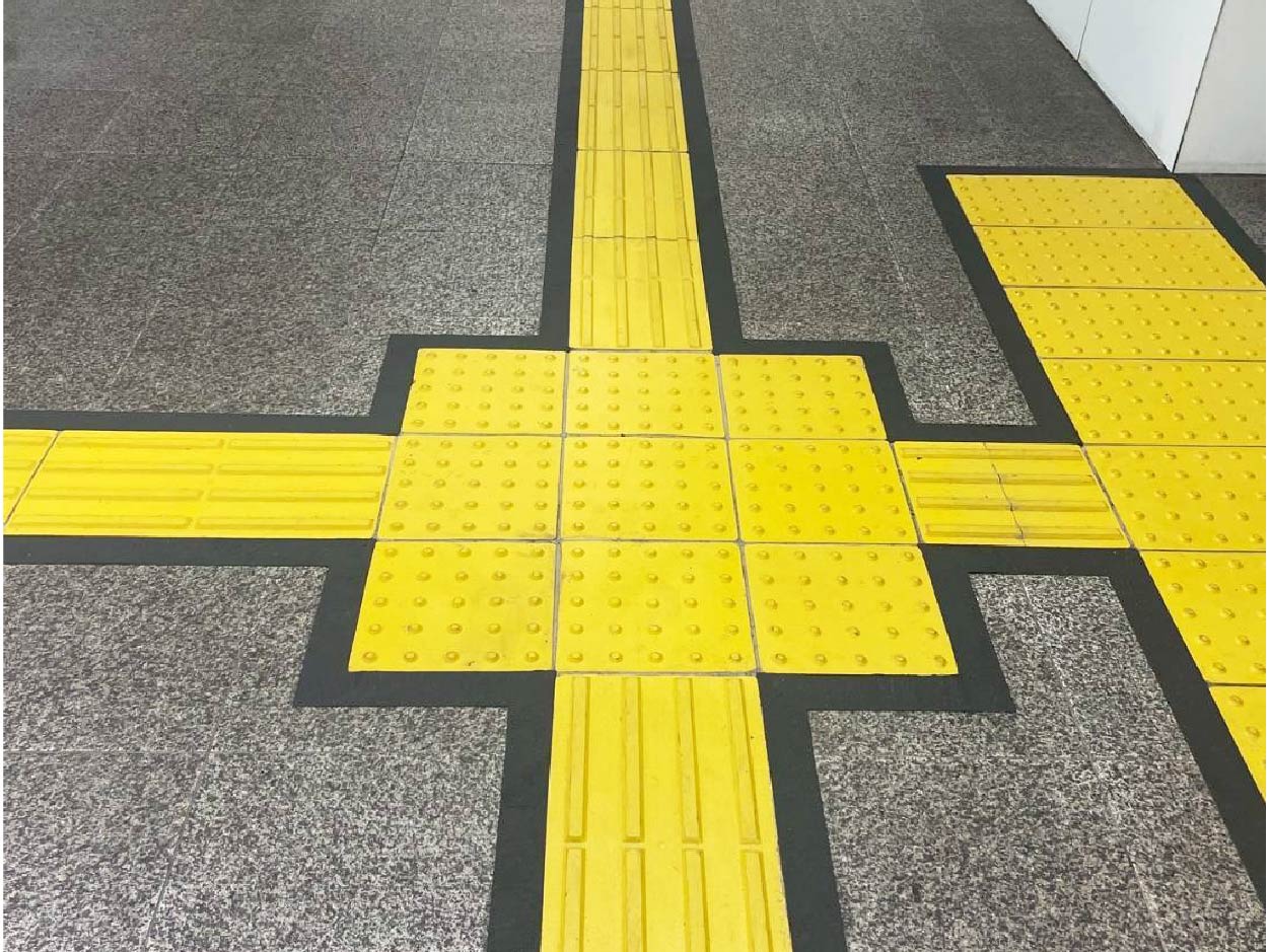 歩道に設置された点字タイル