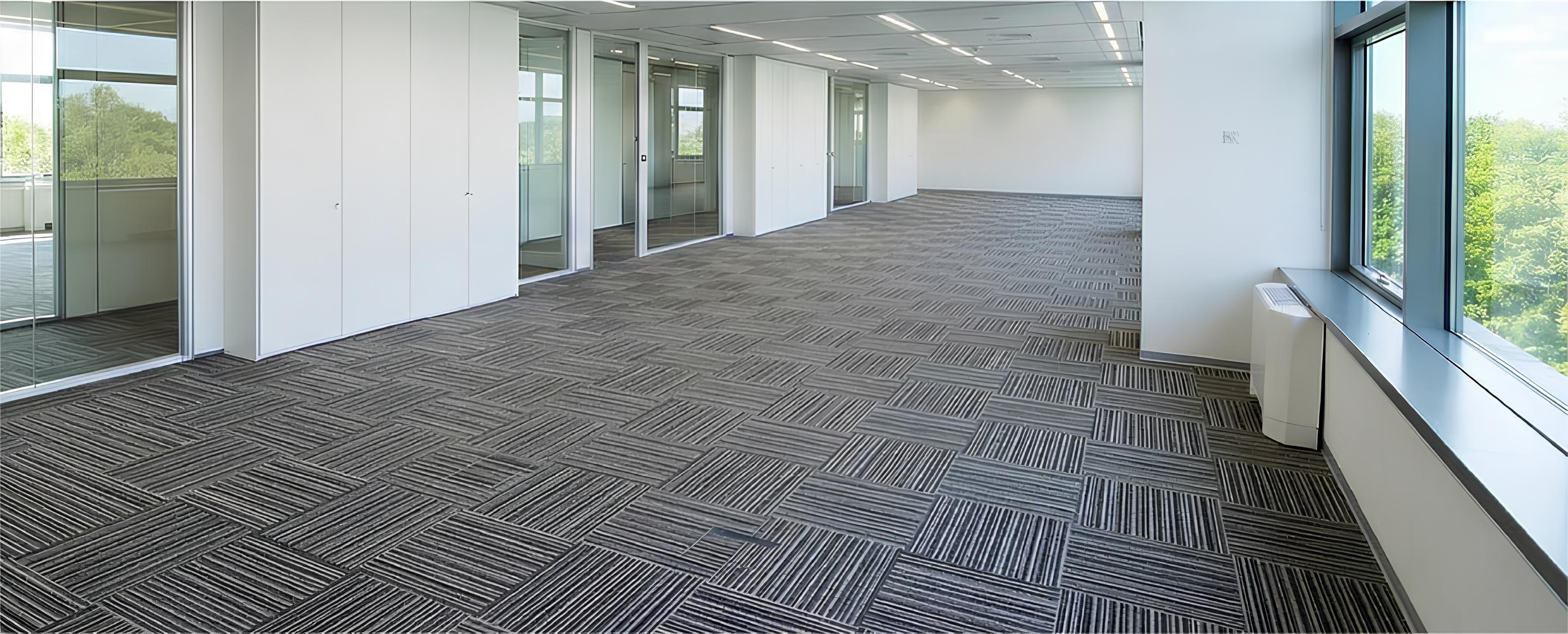 OA床工事を完了した綺麗なオフィス内観